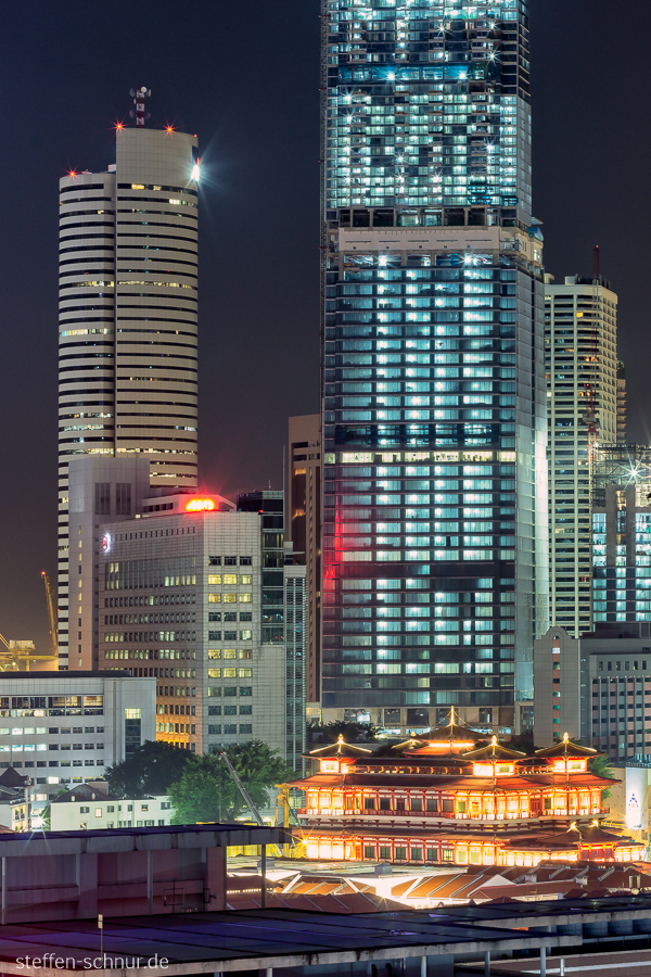 alt und neu Singapur Lichter Nacht Wolkenkratzer