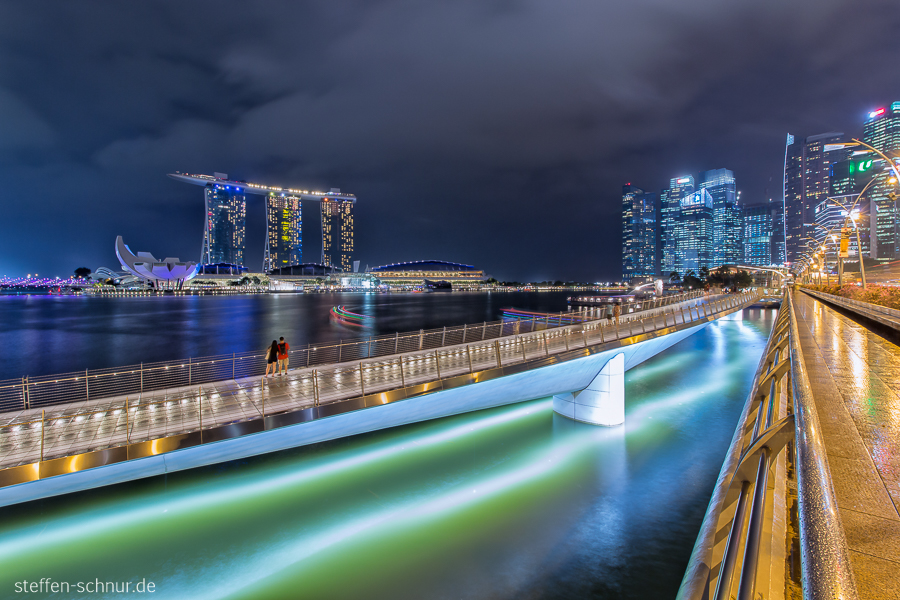 Skyline Singapur Brücke Personen Regenwetter