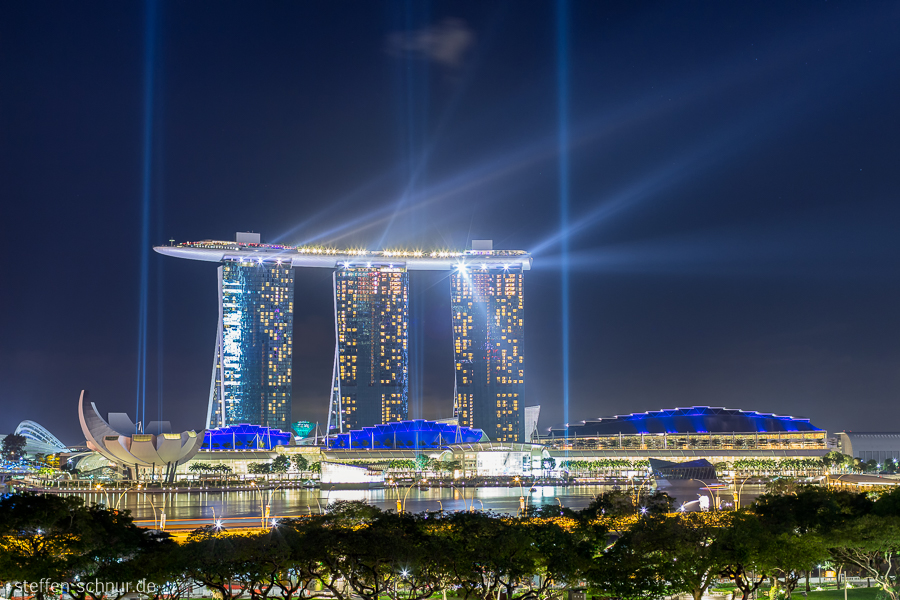 Marina Bay Sands Singapur Lichtstrahlen Nacht