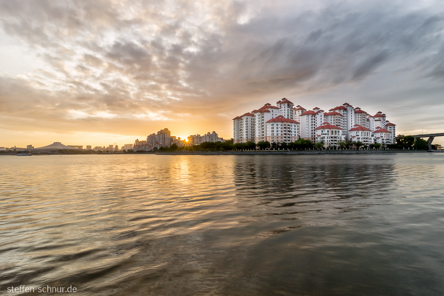 Sonnenaufgang Singapur Fluss Häuser Wolken