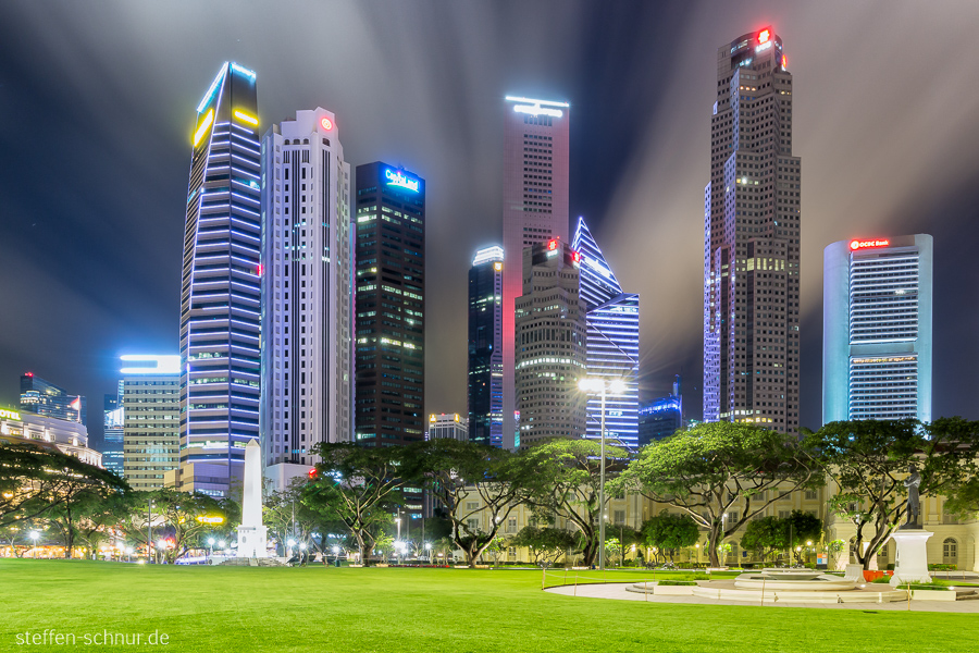 Skyline Singapur Bäume Nacht Rasen Wolken Wolkenkratzer