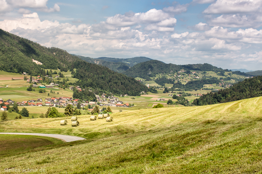 Slowenien Dorf Feld Gebirge Strohballen