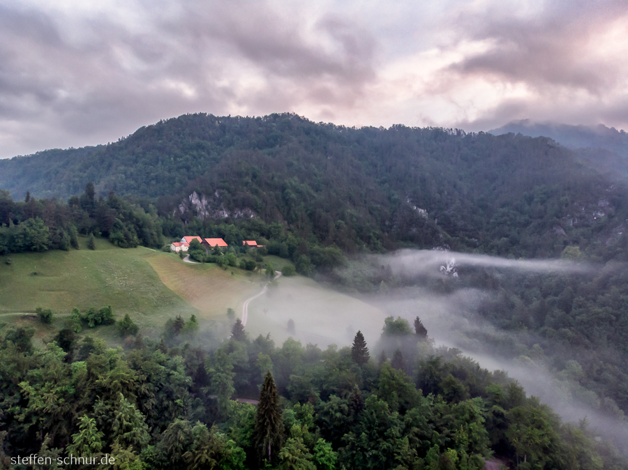Berge Slowenien Häuser Nebel Wald Wolken