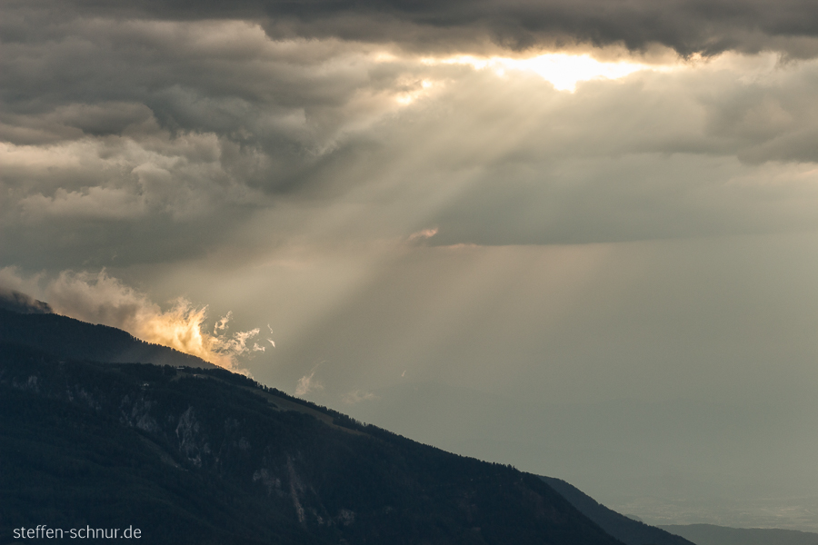 Berg Slowenien Nebel Sonnenstrahlen Wolken dunkel