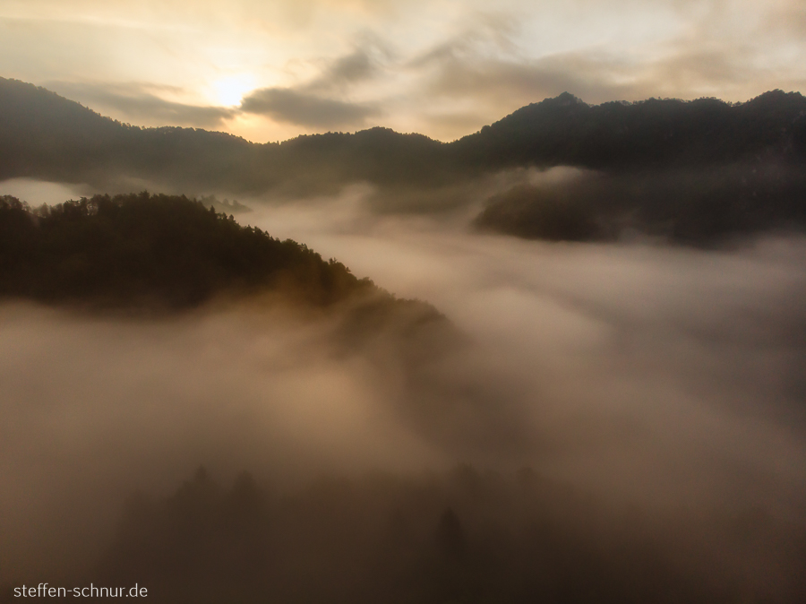 Berge Sonnenaufgang Slowenien Nebel Sonne Wolken