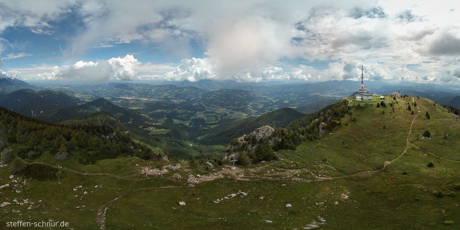 Uršlji gori Antenne Berglandschaft Panorama Tal Weg Wiese