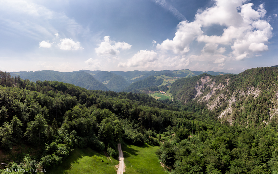 Berge Slowenien Strasse Wald Wolke von oben