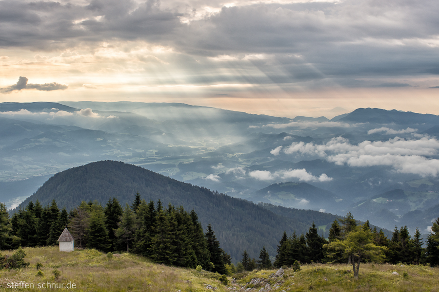 Uršlji gori Slowenien Sonnenstrahlen Weite Wolken von oben