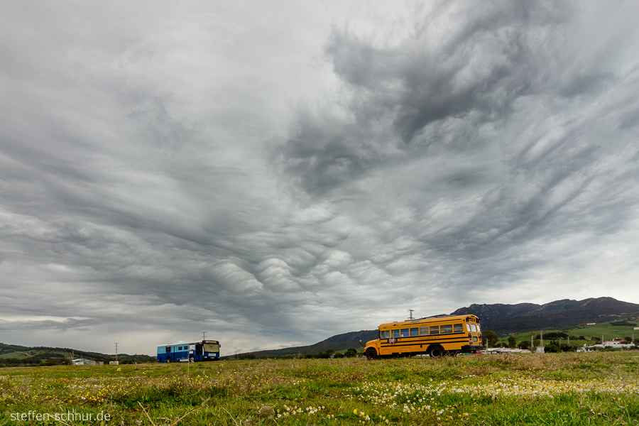 Bus Spanien Andalusien Schulbus Wiese Wolken