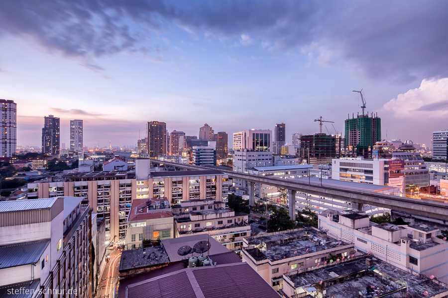 Hochbahn Übersicht Bangkok Thailand Dächer Häuser Wolken