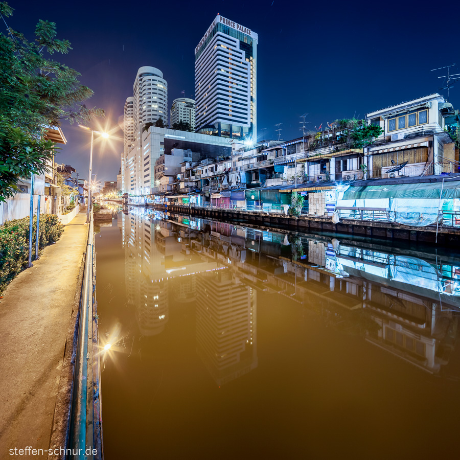 arm und reich Uferweg braunes Wasser Bangkok Thailand Hochhaus Hütten