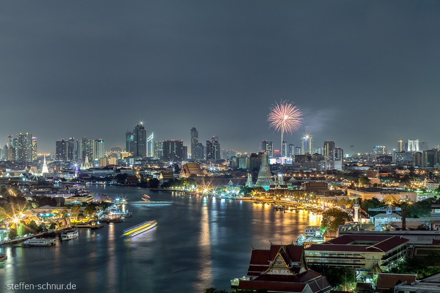 Skyline Chao Phraya River Feuerwerk Bangkok Thailand Nacht Schiffe
