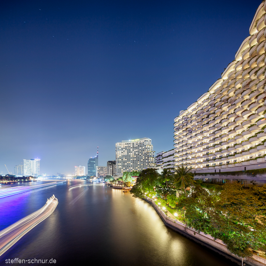 Hotel Schiff Bangkok Thailand Fluss Lichtspuren Nachtaufnahme