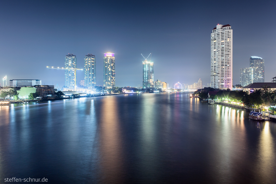 Bangkok Thailand Fluss Hochhäuser Kran Nacht