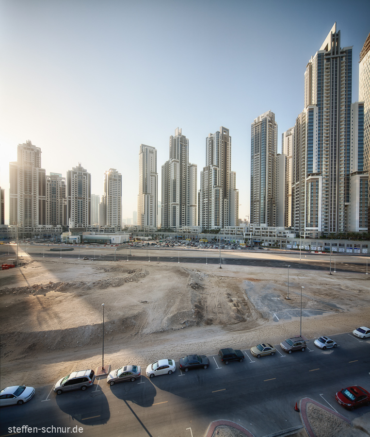 Skyline Dubai Hochhäuser Parkplatz Sonnenschein VAE Wolkenkratzer
