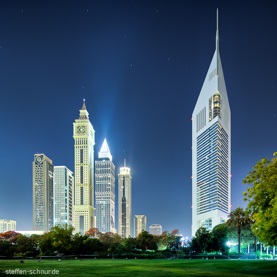 Dubai Hochhäuser Park Sterne VAE Wiese