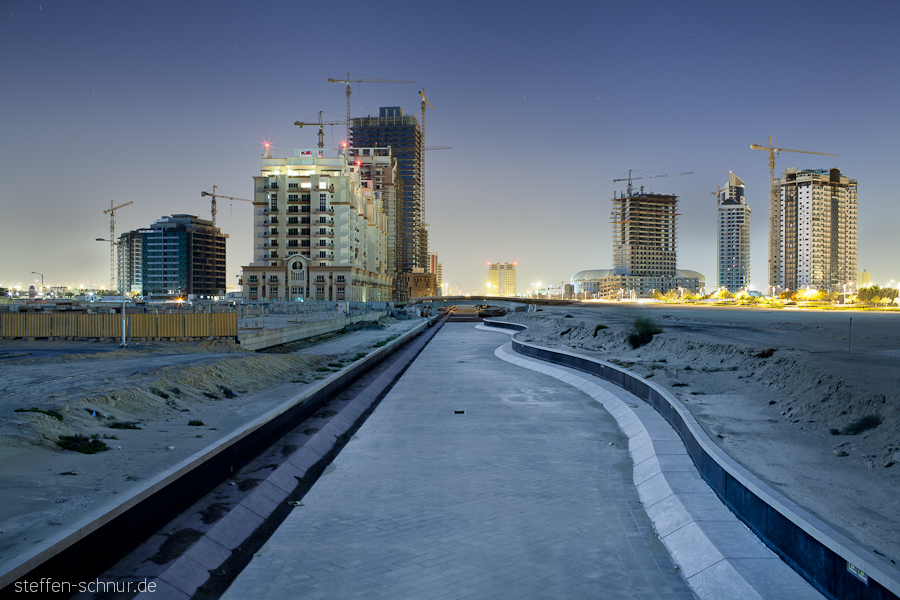 Bauprojekt Baustelle Dubai Fluss Flusslauf Krane Sports City