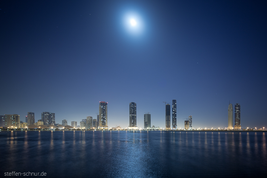 Mond Sharjah Hochhäuser Moschee Sterne VAE Wasser