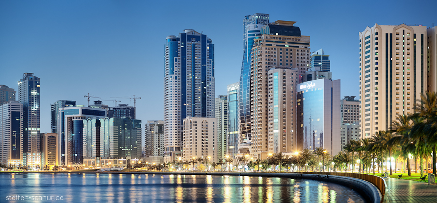 Skyline Hotel Sharjah Architektur Hilton Hochhäuser Palmen