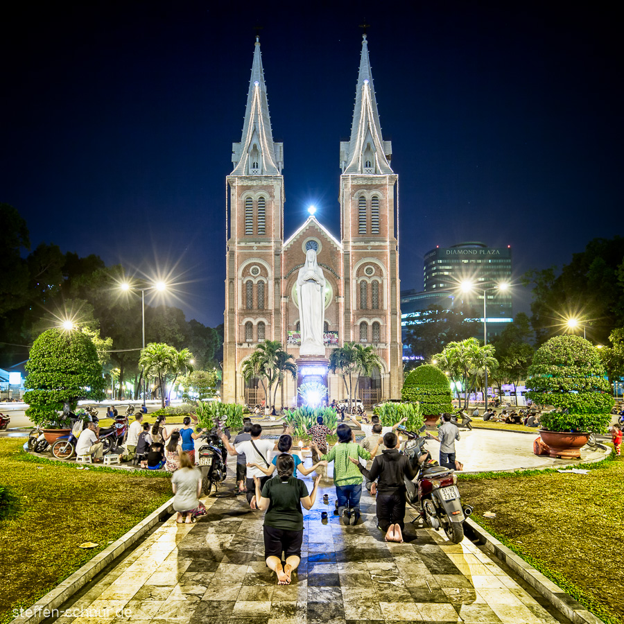 Ave Maria Notre Dame Cathedral Menschen Ho Chi Minh Stadt Saigon Vietnam Moped